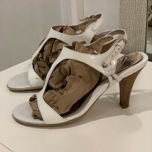 💥HP💥 Sofft Women’s White Patent Leather Sandals Size 9